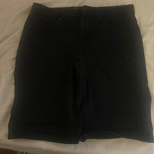 Size: 4 Color: Black